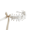 Diadema de flores blancas